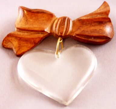 BP65 wood bow/lucite heart pin